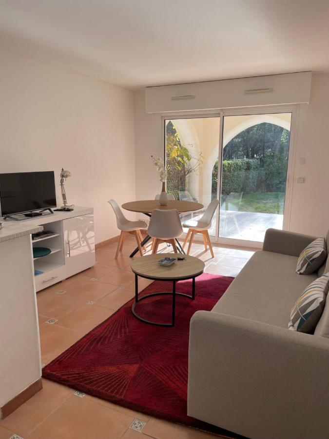 2 Pieces Saint Raphael Renove, Classe 4 Etoiles, 100 M Plages, Piscine, Tennis, Parc, Terrasse, Jardin Privatif エクステリア 写真